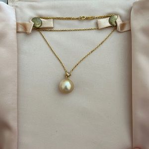 Single large pearl necklace